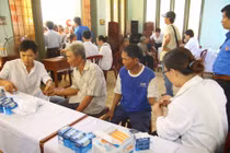 Gần 1000 dân Lý Sơn được khám chữa bệnh miễn phí