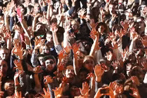 Rợn gáy 2.100 'thây ma' lê lết, rên rỉ lập kỷ lục ở Anh