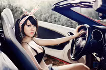 Thỏ ngọc Hani diện bikini 'lả lướt' bên xe Mercedes