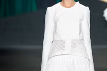 "Ngẩn ngơ" ngắm màu váy trắng tinh khôi