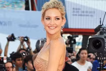 Sao thướt tha váy áo trên thảm đỏ LHP Venice 2012