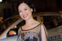 Ngây người trước nhan sắc không tuổi của Lê Khanh