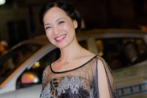 Ngây người trước nhan sắc không tuổi của Lê Khanh