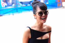  Hồng Nhung lại gây sốc với chiếc váy hở 2 vòng