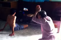 Clip mẹ già quỳ lạy con trai như ‘thánh sống’: Tung clip tạo dư luận?