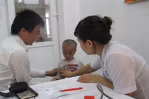 Cậu bé người Mông có dị tật ở mắt đã được thăm khám ở Hà Nội