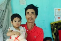 Rơi nước mắt “cảnh gà trống nuôi con nhỏ“