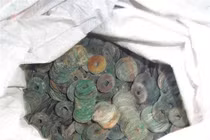 Nghệ An: Đào hố xây bể nước, phát hiện hũ sành đựng 22kg tiền cổ