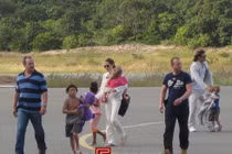 Học từ cách dạy con tự lập của cặp diễn viên nổi tiếng Hollywood 