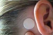 Dán chống say xe, bé 7 tuổi không nhận ra người thân