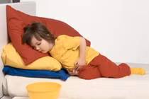 Cảnh giác khi trẻ đột ngột đau bụng, ói liên tục 