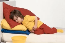 Cảnh giác khi trẻ đột ngột đau bụng, ói liên tục 