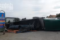 Xe container chở thép chỏng vó trước cây xăng