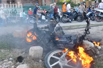 Mâu thuẫn, hai bố con phóng hỏa đốt xe máy của mẹ