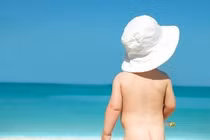 Không phải mẹ nào cũng biết cách tắm nắng cho con