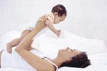 Tại sao bé biết gọi “bố”, “mẹ” trước tiên?