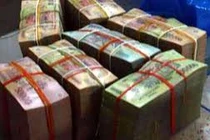 Cô dâu...để quên bọc tiền cưới hơn 100 triệu đồng ở cửa nhà vệ sinh