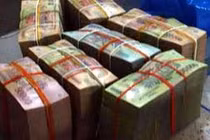 Cô dâu...để quên bọc tiền cưới hơn 100 triệu đồng ở cửa nhà vệ sinh