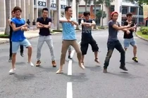 Nhóm thanh niên dùng Gangnam Style 'đại náo' đường phố