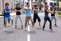 Nhóm thanh niên dùng Gangnam Style 'đại náo' đường phố