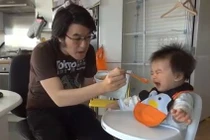 Clip: Độc chiêu dỗ trẻ ăn bằng 'Gangnam Style'