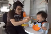 Clip: Độc chiêu dỗ trẻ ăn bằng 'Gangnam Style'