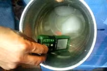 5 bước giải cứu điện thoại bị rơi vào nước