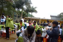 Xúc động cảnh HS nghèo Vinh Tiền nhận quà Tết