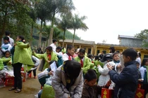 Xúc động cảnh HS nghèo Vinh Tiền nhận quà Tết