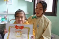 Xúc động cảnh thành viên Lớp học Hy vọng lì xì năm mới cho nhau
