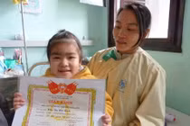 Xúc động cảnh thành viên Lớp học Hy vọng lì xì năm mới cho nhau