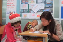  “Cô giáo” 9X dễ thương bịn rịn chia tay Lớp học Hy vọng