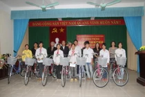 Báo GDVN trao tặng xe đạp tới học sinh mồ côi huyện Vĩnh Tường