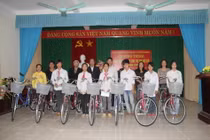 Báo GDVN trao tặng xe đạp tới học sinh mồ côi huyện Vĩnh Tường