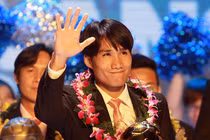 VIDEO: Quốc Anh xúc động nhận Quả Bóng Vàng 2012