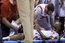 Tai nạn kinh hoàng: Sao bóng rổ gãy rời chân ngay trên sân