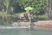 Chơi trội với màn chèo thuyền bằng cần cẩu siêu đẳng cấp