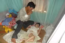 Đắng lòng cảnh người cha chăm hai con bại liệt, vợ u xơ tuyến vú