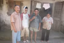 Người cha già nửa thế kỷ chăm 3 con tật nguyền