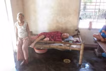  Cảm thương cụ bà 70 tuổi nuôi chồng nằm liệt giường