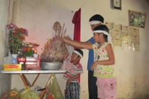 3 đứa trẻ mồ côi cha và nguy cơ thất học