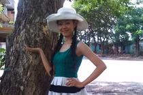 4 nữ sinh nhận thẻ cào điện thoại từ 12/5 đến 18/5