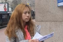 Sốc với cô gái phát tờ rơi… tuyển chồng