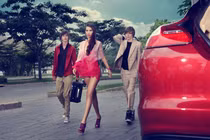 Đại thiếu gia Hà thành đi Lexus tán tỉnh siêu mẫu Hà Anh