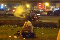 Choáng với clip thiếu nữ rít thuốc lào liên hồi ở Ngã Tư Sở