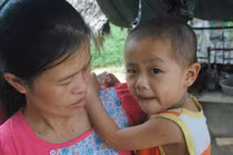 Bé trai 4 tuổi đau đớn chống chọi bênh ung thư máu vì không có tiền 