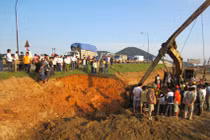 Bom bi phát nổ khi thi công cầu, Quốc lộ 1A bị xẻ nứt hơn 10m