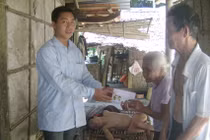 Quà bạn đọc đến với hai cụ già 40 năm nuôi con tật nguyền