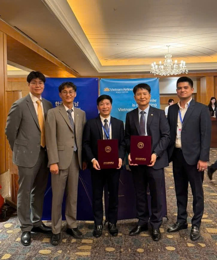 PGS.TS. Nguyễn Hoàng Long- Hiệu trưởng Trường Đại học Công nghệ Công nghệ Giao thông vận tải (đứng ở giữa) và Giáo sư Yoon Seungjoe - Hiệu trưởng Trường Đại học Giao thông Quốc gia Hàn Quốc (KNUT) chụp ảnh lưu niệm tại Diễn đàn.Ảnh: UTT PGS.TS. Nguyễn Hoàng Long- Hiệu trưởng Trường Đại học Công nghệ Công nghệ Giao thông vận tải (đứng ở giữa) và Giáo sư Yoon Seungjoe - Hiệu trưởng Trường Đại học Giao thông Quốc gia Hàn Quốc (KNUT) chụp ảnh lưu niệm tại Diễn đàn.Ảnh: UTT