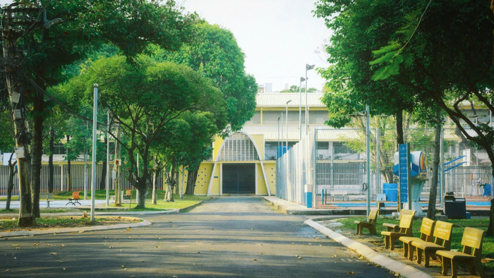 Khuôn viên Trường Đại học Bách khoa - Đại học Quốc gia Thành phố Hồ Chí Minh rộng hơn 14ha, nơi lưu giữ nhiều biểu tượng quen thuộc như cổng Parabol và thư viện hơn nửa thế kỷ. Ảnh: HCMUT